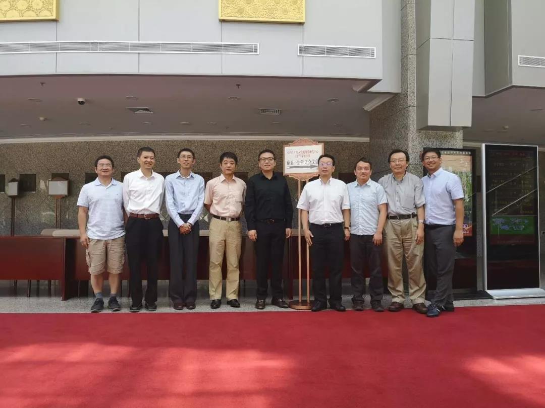 中心项目主要成员在答辩后合影