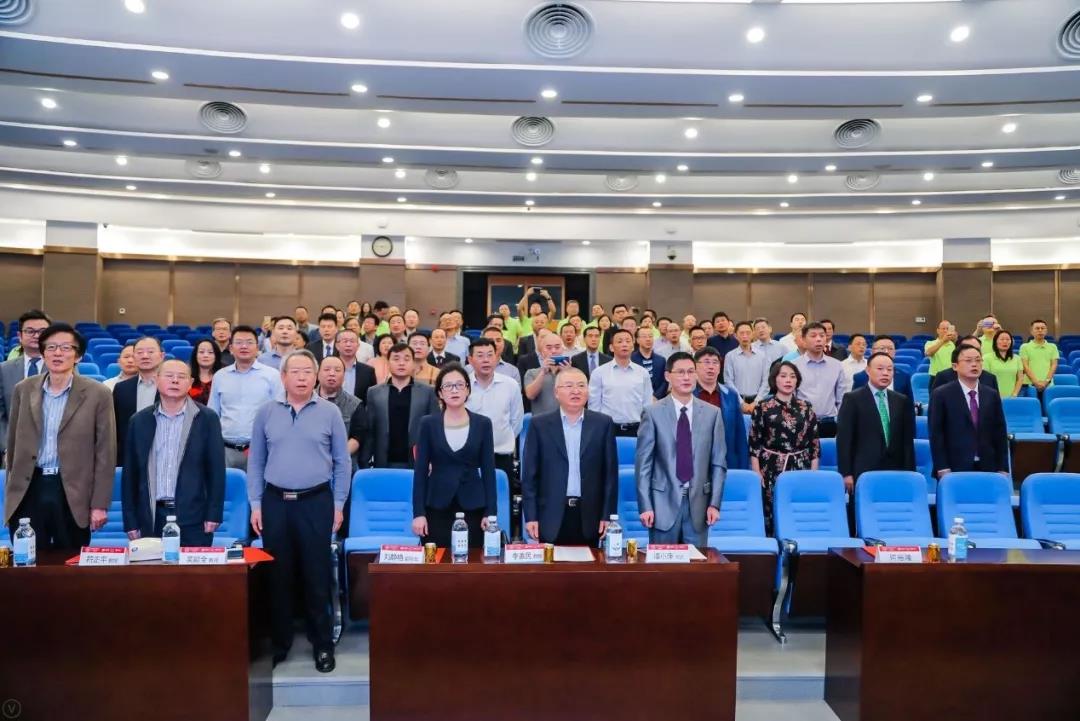 全体师生起立奏唱永利集团3044官网校歌