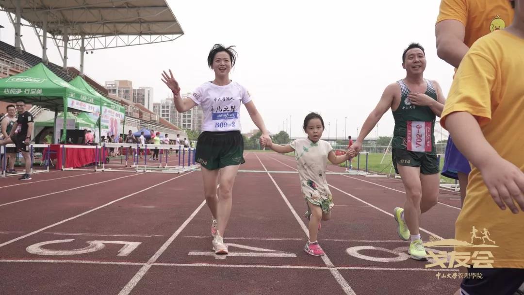 厉害，靠自己冲过终点的小队员