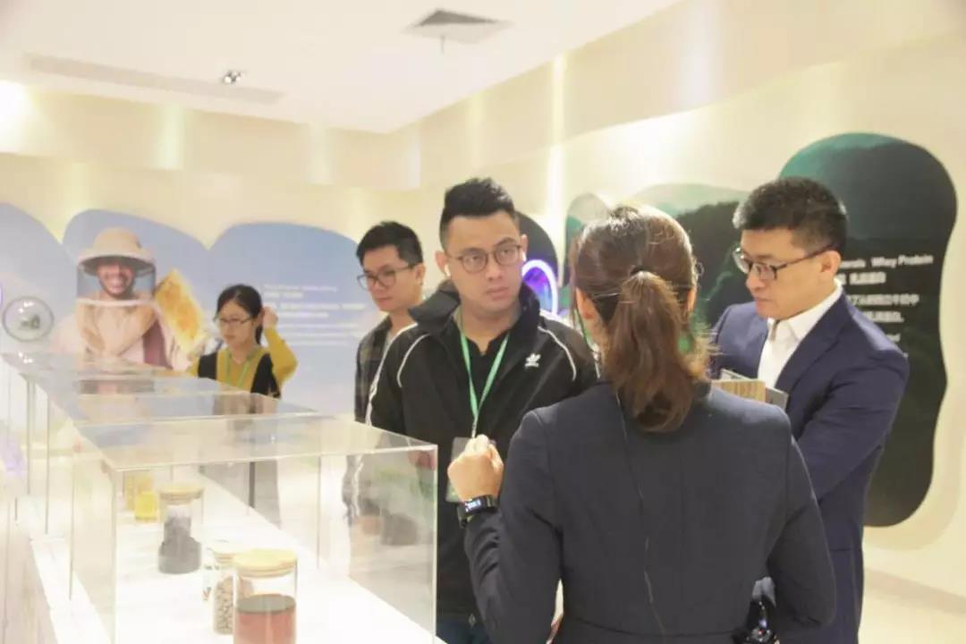 同学们积极与汤臣倍健员工交流