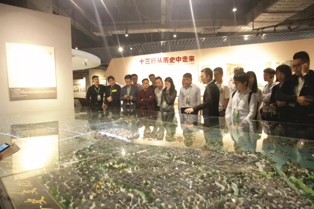 同学们认真聆听“十三行从历史中走来