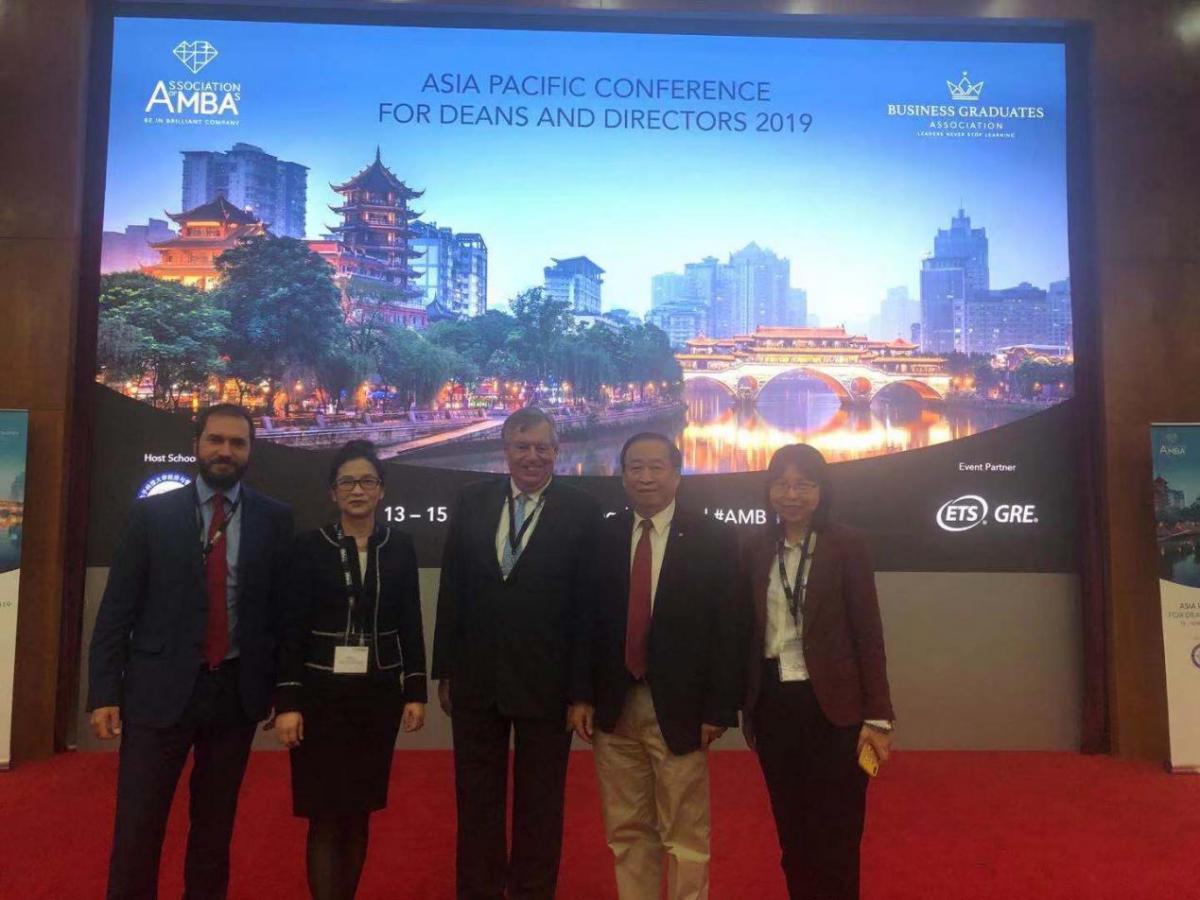 图 402永利集团官网代表与AMBA专家合影