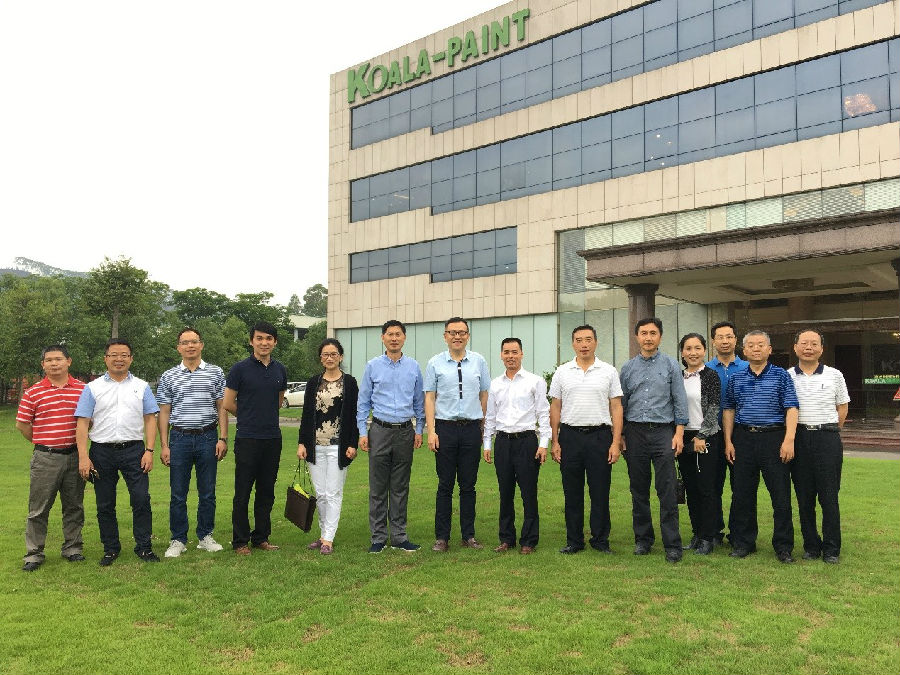 图为王帆院长、漆小萍书记、刘静艳副院长、曾毓昌执行会长与惠州EMBA校友合影