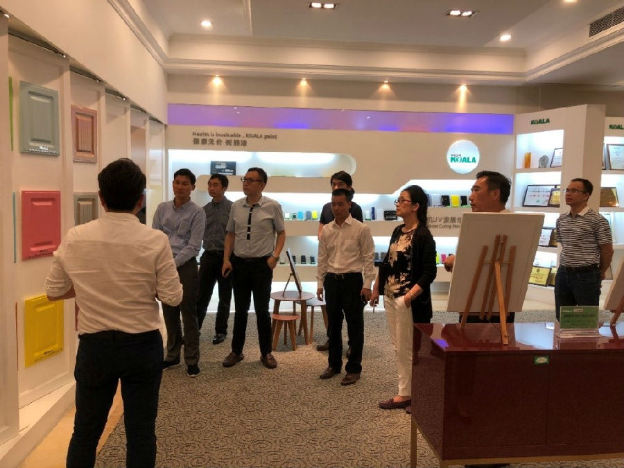 图为王帆院长、漆小萍书记、刘静艳副院长、曾毓昌执行会长参观澳达树熊涂料展厅