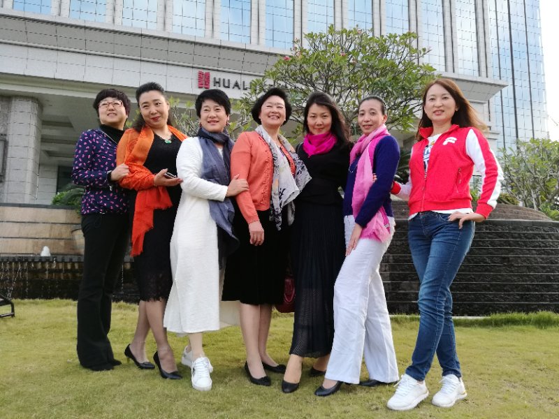 女同学风姿绰约，年岁给予我们美好