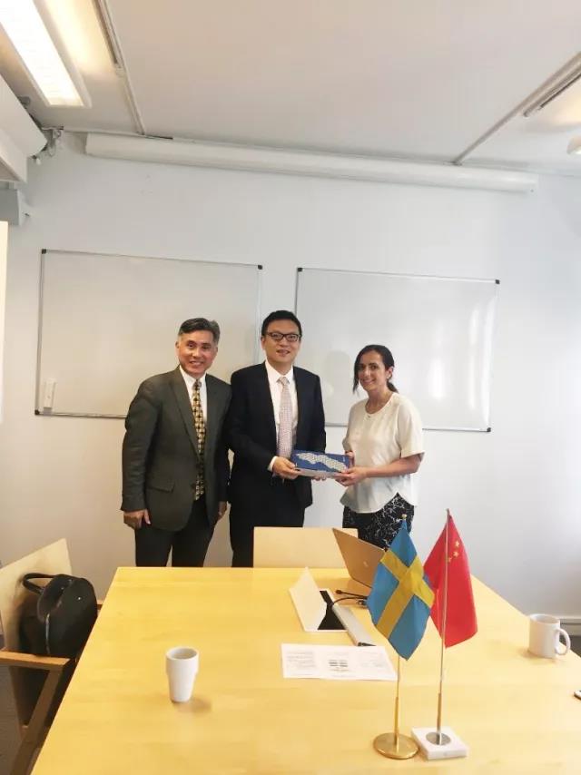斯德哥尔摩商学院向我院赠送纪念品