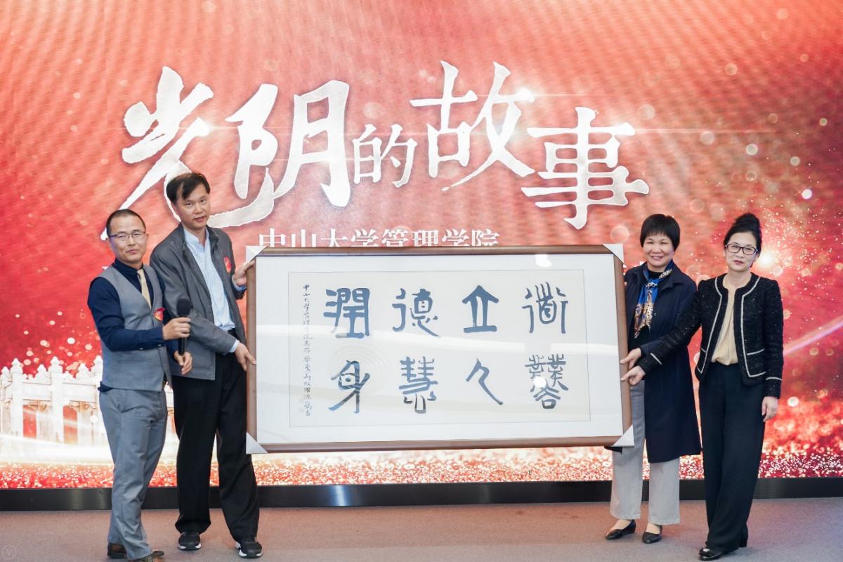 时光荏苒，师恩难忘。EMBA校友们向402永利集团官网老师献花再谢师恩。