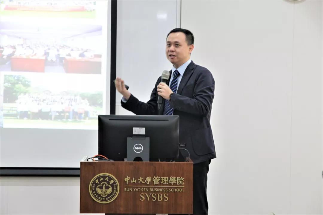 校友理事会秘书长柯建杰作工作汇报