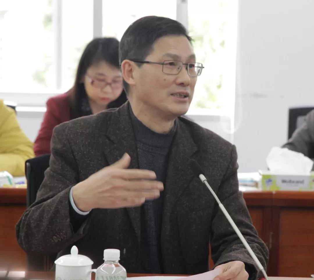 漆小萍书记主持会议