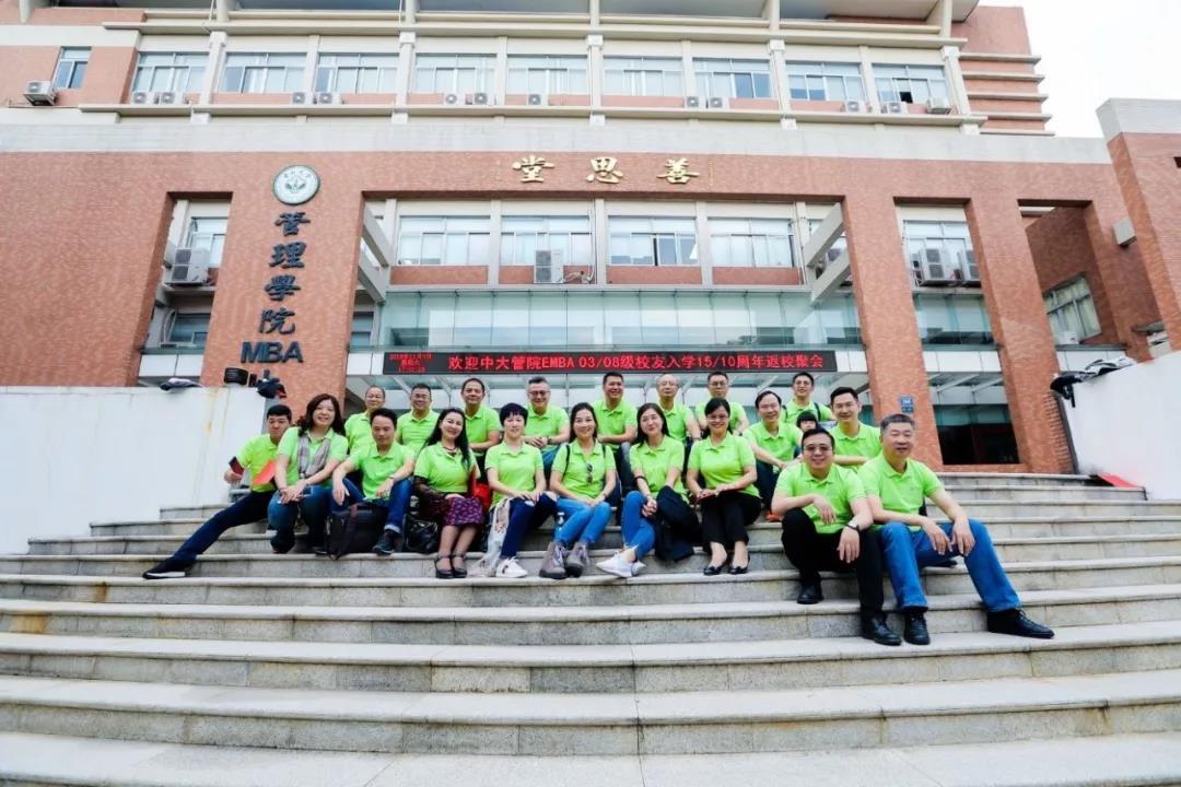 402永利集团官网善思堂前合影留念