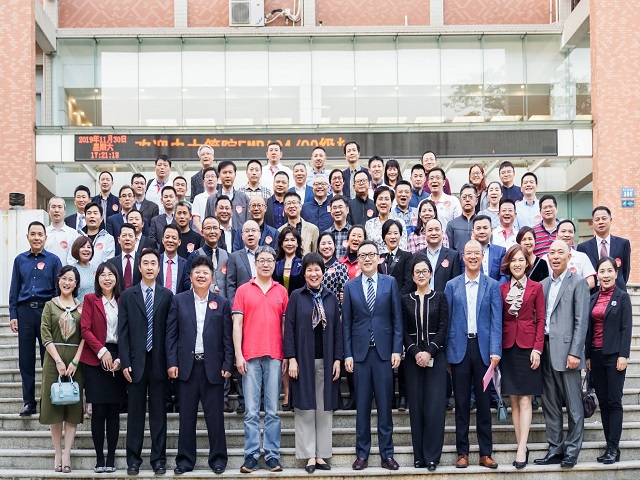 402永利集团官网善思堂前合影留念 