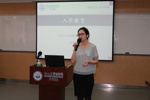 （刘静艳副院长面向新同学开展学前教育）