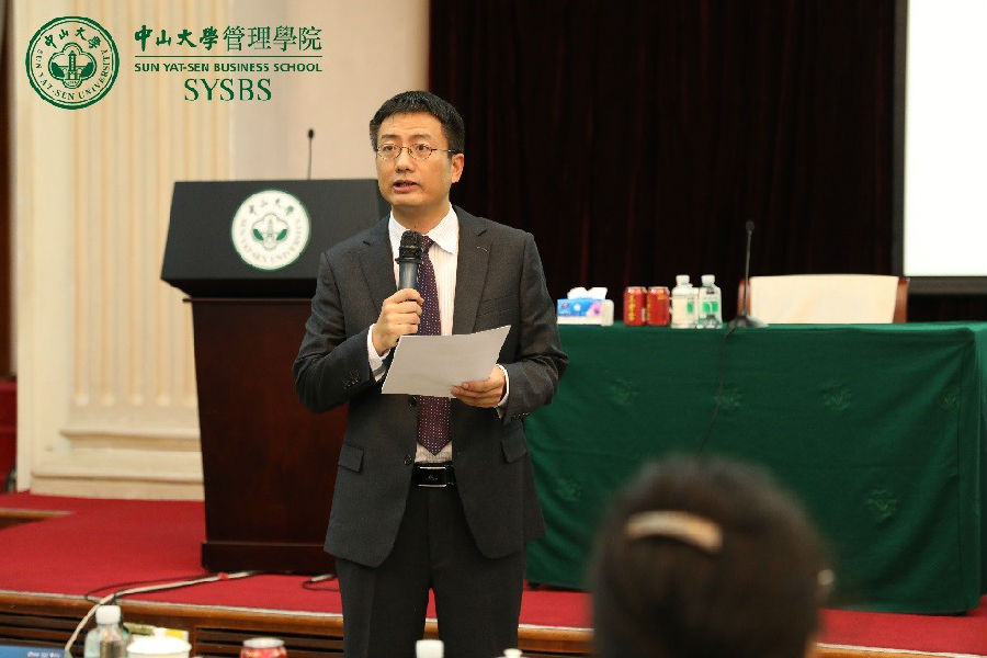 （朱沆教授主持本次论坛）