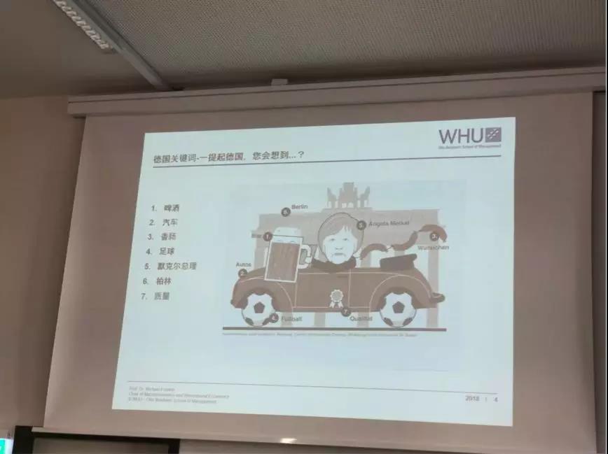 （迈克尔·弗伦克尔教授与同学们互动）