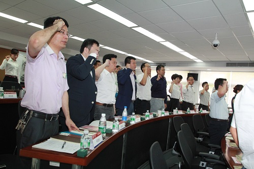 （EMBA中心王远怀主任带领全体新同学进行入学宣誓）