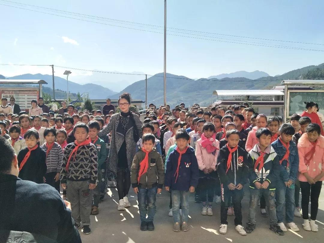 2018年11月，刘静艳副院长到团山完小参加助学金发放仪式2