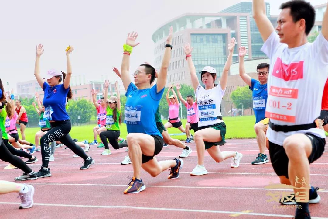 规则宣布后，百人大热身在教练的带领下展开啦