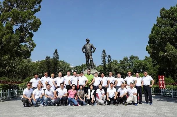 师生们在澎湃同志雕塑前合影留念