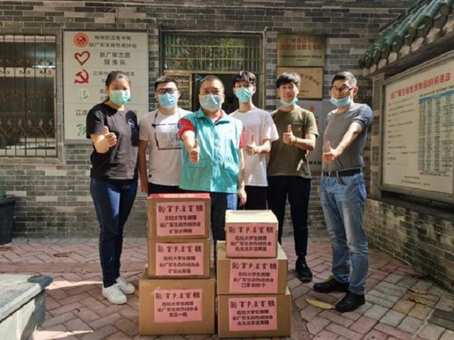 关爱基层志愿者，给赵广军生命热线等捐赠医护用品