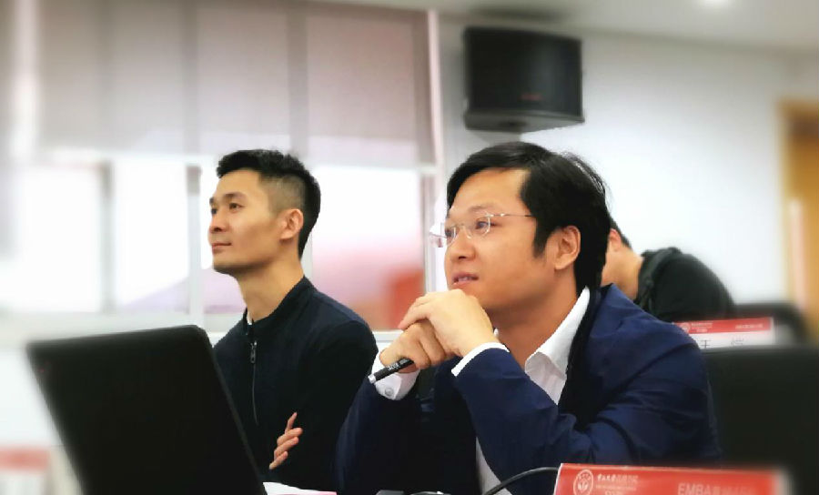 EMBA学员认真倾听