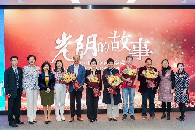 EMBA校友代表向402永利集团官网老师献花谢师恩