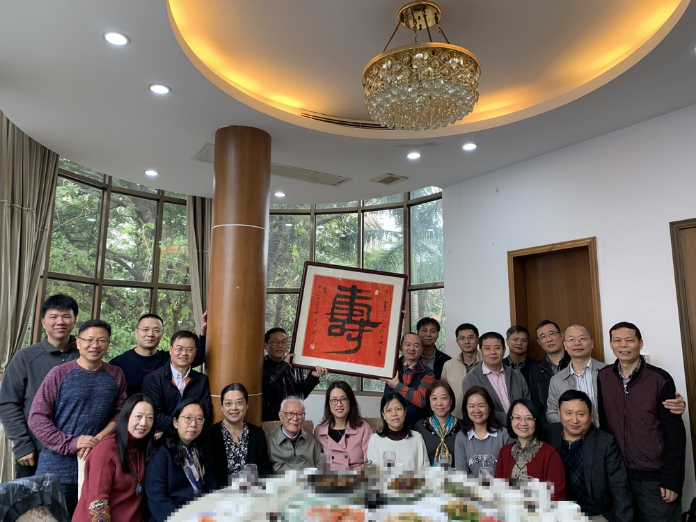 李学柔老师与返校校友合影