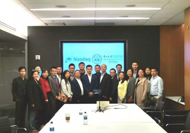 师生们在纳斯达克合影