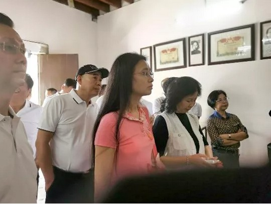 同学们参观彭湃同志故居