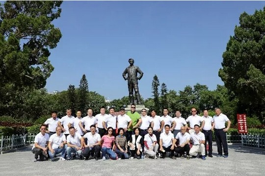 师生们在澎湃同志雕塑前合影留念