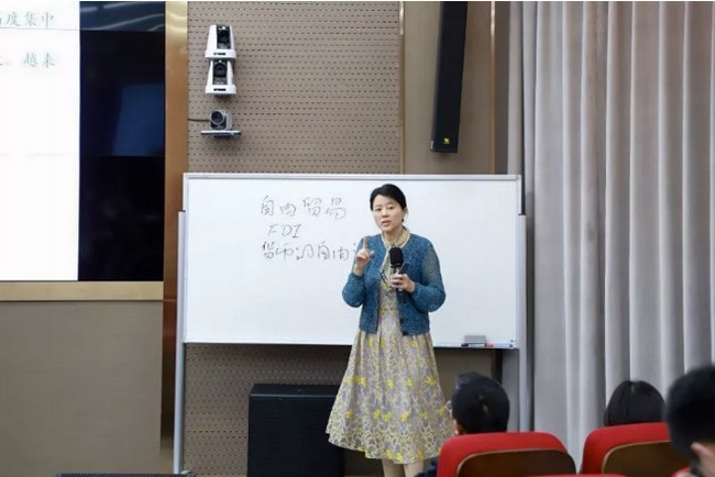 宋耘副教授为高中生们讲授课程