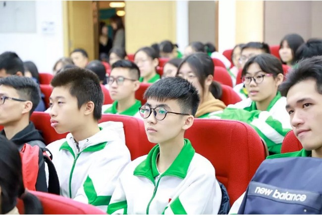 同学们认真学习